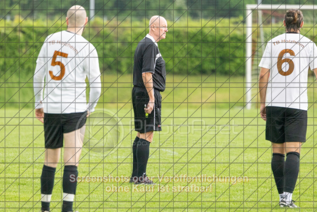 20250504_160228_0023 | #,TB Holzheim (weiß) vs. 1.FC Donzdorf II (rot), Fussball, Kreisliga B10 - Bezirk Neckar/Fils, 25. Spieltag, Saison 2024/2025, Jura-Rasensportplatz, Manzenstraße 60, 73037 Göppingen, 04.05.2025 - 15:00 Uhr,Foto: PhotoPeet-Sportfotografie/Peter Harich