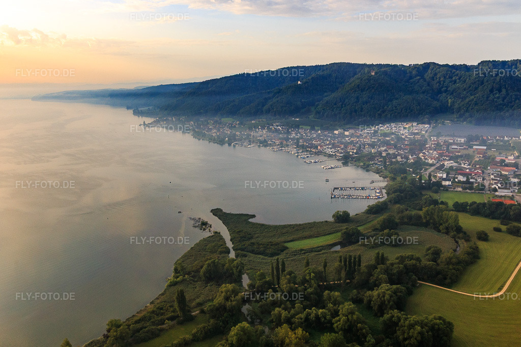 Luftbild: Stadtansicht am Ufer des Bodensees im Morgendunst im Ortsteil Bodman in Bodman-Ludwigshafen im Bundesland Baden-Württemberg in Deutschland. Foto: IMG_102865.jpg vom 26.08.2017 durch Werner Riehm/FLY-FOTO.de