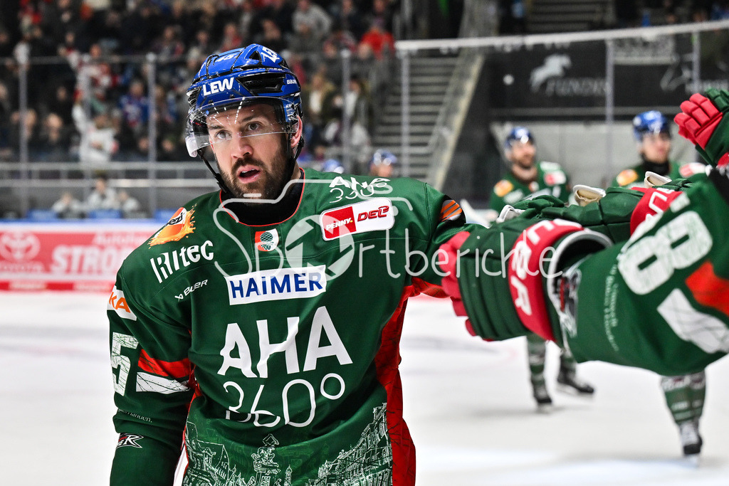 Augsburger Panther - Adler Mannheim | AUGSBURG, GERMANY - 28. DECEMBER: Jubel der Hausherren nach dem Treffer zum 2-2 durch Jason BAST (Augsburger Panther 45) / Tor / Torschuetze / Freude / Happy während dem Match zwischen den Augsburger Panthern und den Adler Mannehim am 33. Spieltag der Penny DEL im Curt Frenzel Stadion