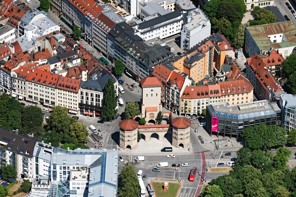 dr__0202641.jpg | MüNCHEN 29.06.2023 Das Isartor im Ortsteil Altstadt in München im Bundesland Bayern. Das östliche Stadttor der historischen Altstadt war Teil der ehemaligen Stadtbefestigung und beherbergt heute das Valentin- Karlstadt- Musäum. // The Isartor in Munich in the state of Bavaria. The eastern city gate of the historic old town was part of the former city fortification and now houses the Valentin Karlstadt Musaeum. Foto: Daniel Reiter