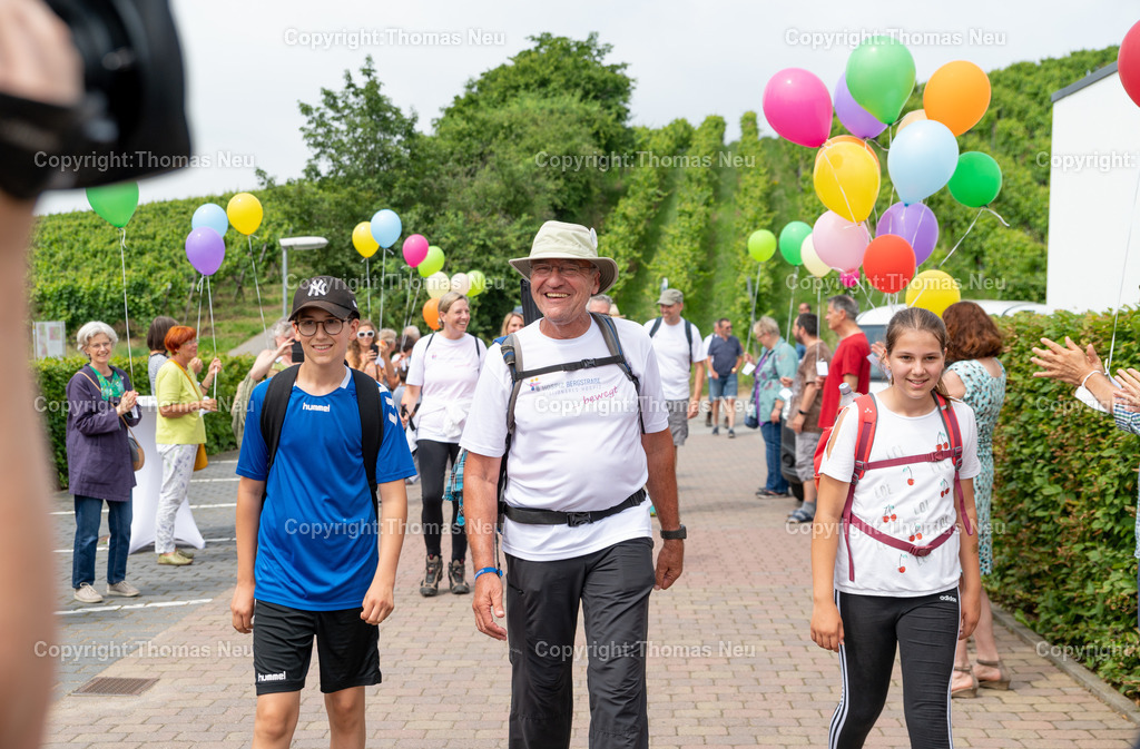 DSC_8585 | Zieleinlauf des Hospizlaufes mit  Gunter Lutzi hier mit Laura und Lucas Barth - zugleich Unterstützer-Fest (statt Sommerfest) des Hospizes - bitte etwas Zeit mitbringen , 
,, Bild: Thomas Neu
