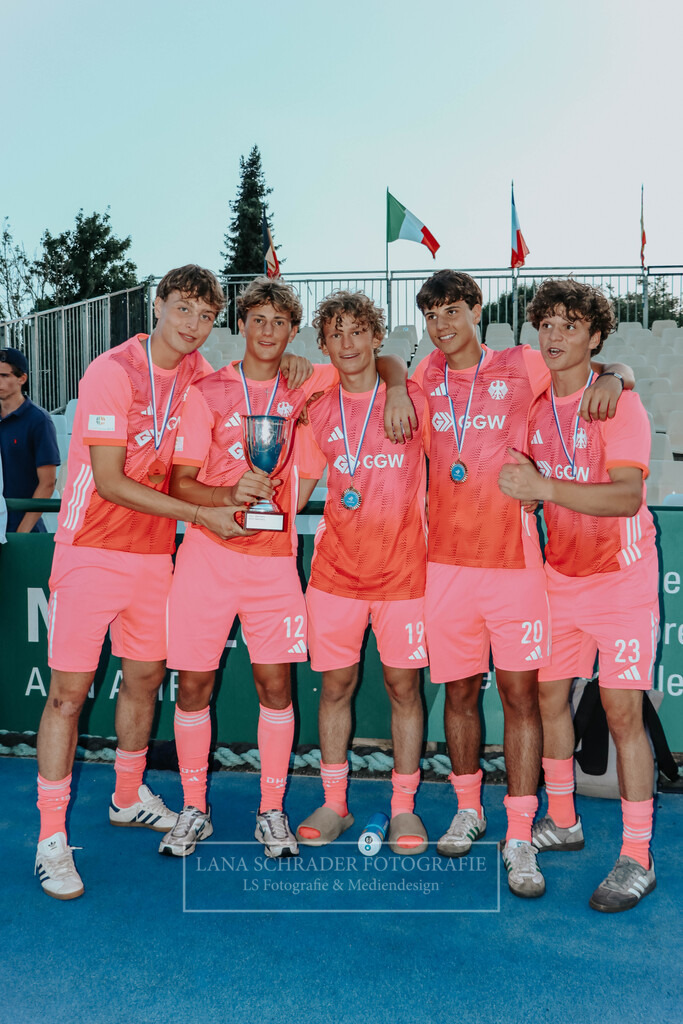 EM_MU18_F_GER-BEL_Lille_bearbeitet_Pokalbilder (119 von 137) | lanaschraderfotografie - Realisiert mit Pictrs.com