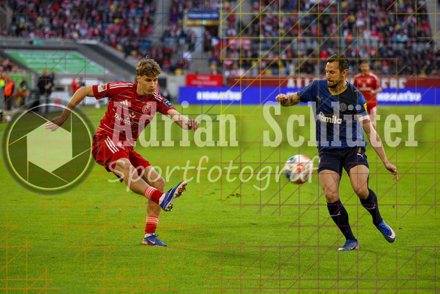 10.04.2026, GER, Fussball, Herren, 2. BL, Saison 2025/2026, Fortuna Düsseldorf - Holstein Kiel | Luca Raimund (Fortuna Düsseldorf) und Steven Skrybski (Kiel) im Kampf um den Ball 
