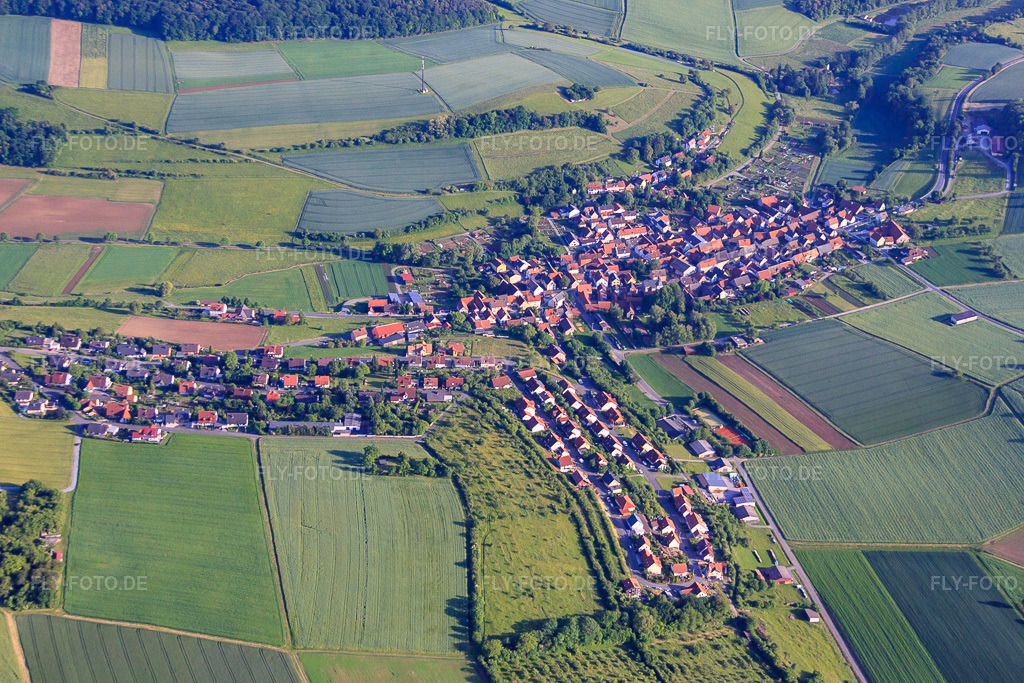 Luftbild: Ortsansicht von Norden im Ortsteil Unteraltertheim in Altertheim im Bundesland Bayern in Deutschland. Foto: IMG_66237.jpg vom 30.05.2014 durch Werner Riehm/FLY-FOTO.deAuflösung des Originals: 4752 x 3168 px