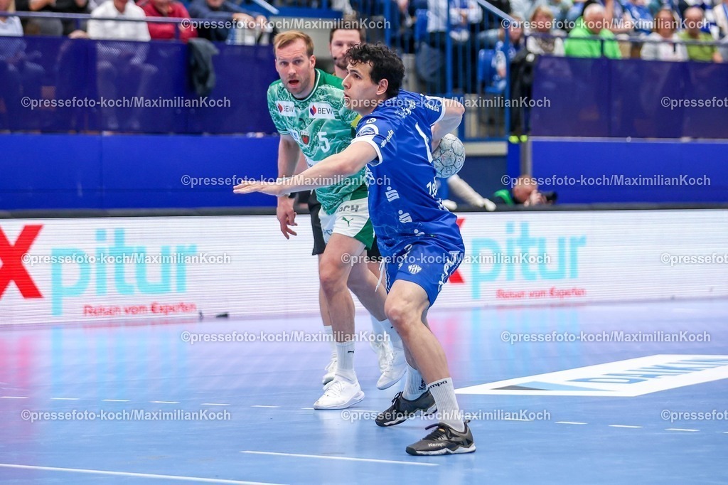 xkwix12042602021 | 2026.04.12, xkwix, Handball, HBL, TBV Lemgo Lippe -  Füchse Berlin, PHOENIX CONTACT arena, 28.Spieltag, Saison 2025 / 2026: Samuel Zehnder (TBV Lemgo Lippe #4) beim Strafwurf DFB regulations prohibit any use of photographs as image sequences and or quasi-video. Photo: xKamilxWilkowskixPressefotoKochx