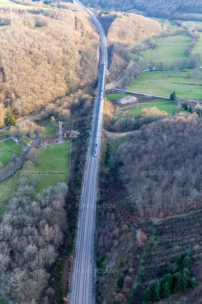 Aerial view: TGV in Sully in the state Saone et Loire, France. – Photo: IMG_105512.jpg taken on 04/01/2018 by Werner Riehm/FLY-FOTO.com – Resolution of the original: 3648 x 5472 px