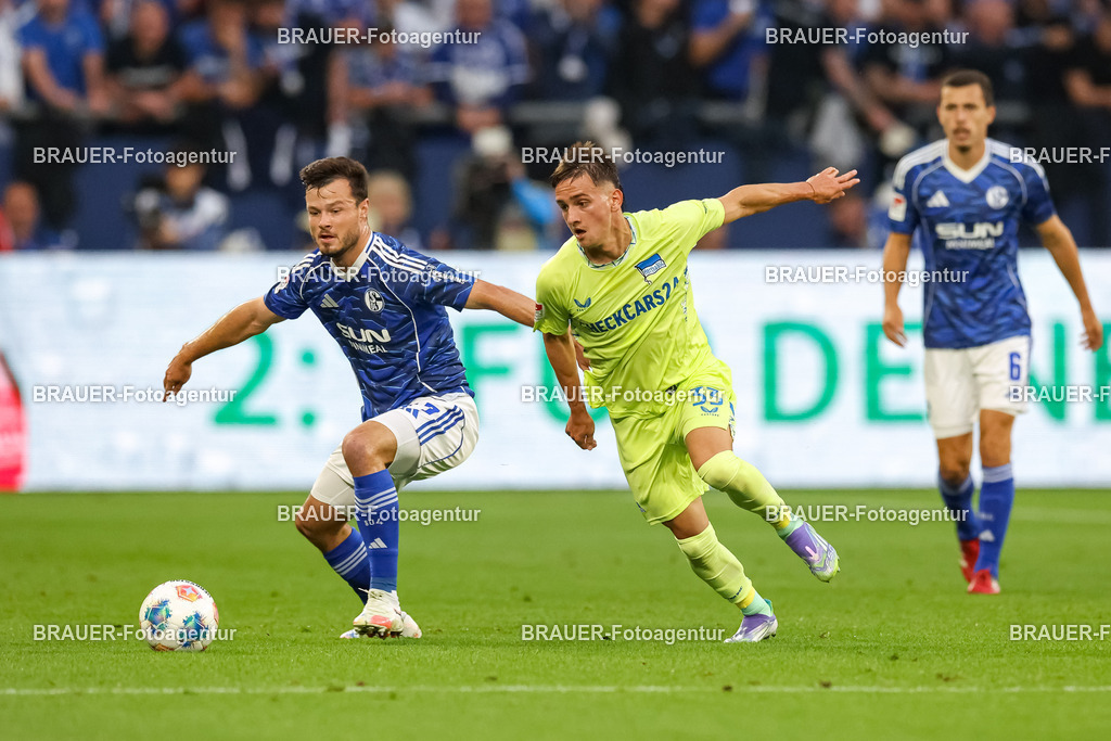 1_S04BER_20250801_0964.JPG -  - FC Schalke 04 - Hertha BSC Berlin - 2. Bundesliga | Gelsenkirchen, Deutschland, 01.08.25: Adrian Gantenbein (FC Schalke 04) und Michal Karbownik (Hertha BSC Berlin) im Kampf um den Ball waehrend des Spiels der 2. Bundesliga zwischen FC Schalke 04 - Hertha BSC Berlin in der Veltins-Arena am 01. August 2025 in Gelsenkirchen, Deutschland. (Foto von Stefan Brauer/Brauer-Fotoagentur)DFB/DFL REGULATIONS PROHIBIT ANY USE OF PHOTOGRAPHS AS IMAGE SEQUENCES AND/OR QUASI-VIDEO.