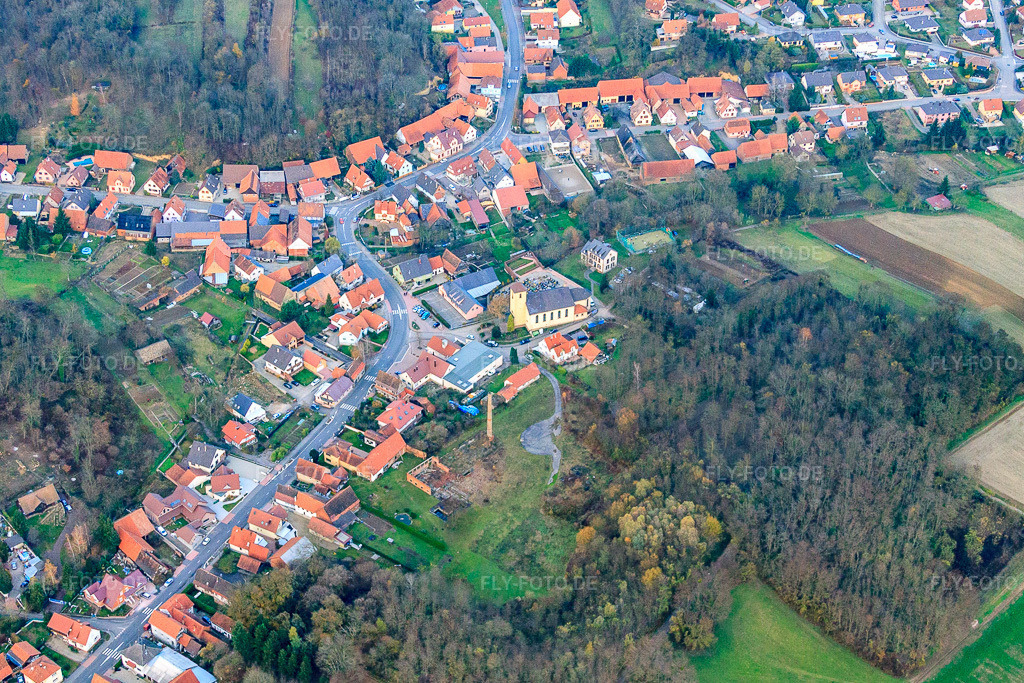 Luftbild: Rue de la Hte Vienne mit Eglise Catholique St Michel in Neewiller-près-Lauterbourg im Bundesland Bas-Rhin in Frankreich.Foto: IMG_22971.jpg vom 21.11.2009 durch Werner Riehm/FLY-FOTO.deAuflösung des Originals: 4551 x 3034 px