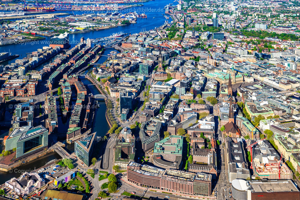 Hamburg_Mitte_Kontorhausviertel_Speicherstadt_ELS_0842270425 | HAMBURG 27.04.2025 Stadtzentrum im Innenstadtbereich an der Jakobikirchhof, Steinstraße im Ortsteil Altstadt in Hamburg, Deutschland. // The city center in the downtown area on street Jakobikirchhof, Steinstrasse in the district Altstadt in Hamburg, Germany. Foto: Martin Elsen