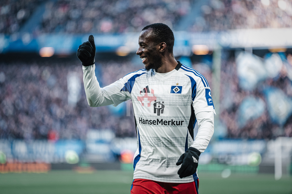 Fußball | Männer | Saison 2024/2025 | 2. Fußball-Bundesliga | 20. Spieltag | Hamburger SV vs. Hannover 96 | 02.02.2025 | Jean-Luc Dompe (#7, HSV) zeigt den Daumen und freut sich