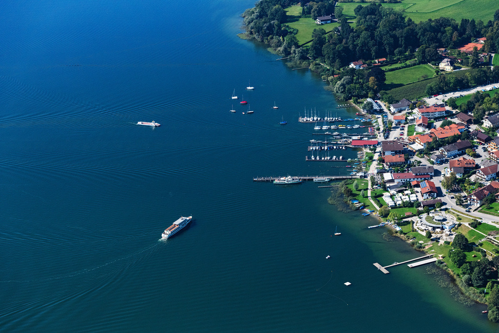 dr__0077103.jpg | GSTADT AM CHIEMSEE 06.09.2021 Uferbereiche am Seegebiet des Chiemsee in Gstadt am Chiemsee im Bundesland Bayern, Deutschland. Weiterführende Informationen bei: Chiemsee-Alpenland Tourismus GmbH & Co. KG. // Riparian areas on the lake area of Chiemsee in Gstadt am Chiemsee in the state Bavaria, Germany. Further information at: Chiemsee-Alpenland Tourismus GmbH & Co. KG. Foto: Daniel Reiter