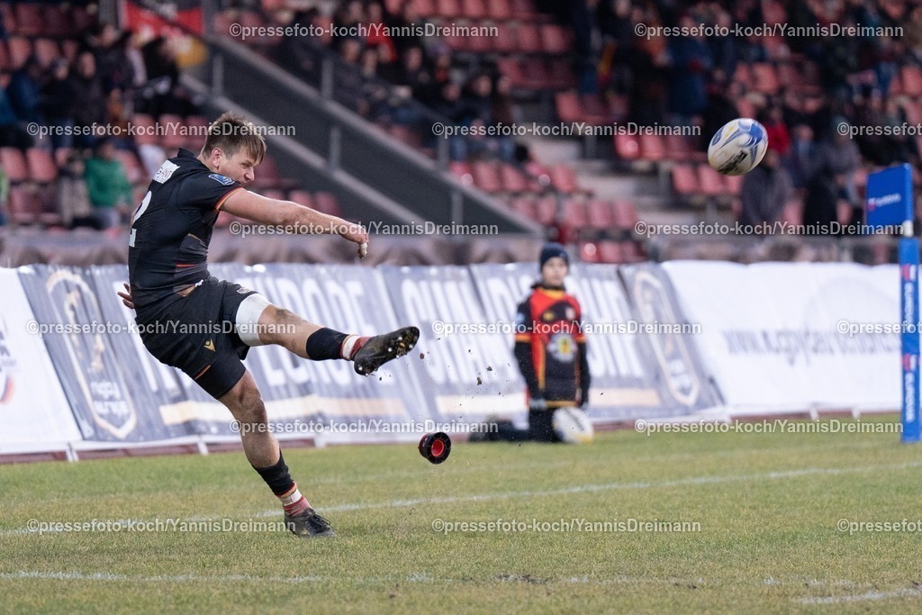 YDR1602250101051 | 16.02.2025, xydrx, Rugby Europe Championship, Deutschland - Belgien, 15er Männer, Auestadion Kassel: Leo Wolf (Deutschland #12) kickt den Ball