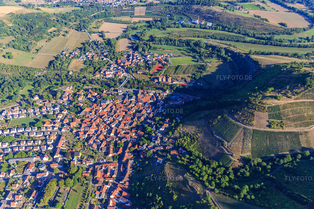 Luftbild: Altstadt aus Süden unterm Humberg in Odernheim am Glan im Bundesland Rheinland-Pfalz in Deutschland. Foto: IMG_109885.jpg vom 06.08.2018 durch Werner Riehm/FLY-FOTO.de