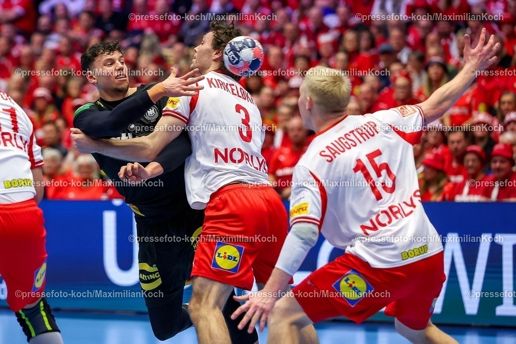 EHF26012603015 | 26.01.2026, Handball, Men's EHF EURO 2026, Deutschland - Dänemark, Jyske Bank Boxen in Herning, Dänemark, Main Round:  Marko Grgic (Germany #71) im Zweikampf gegen   Niclas Vest Kirkelokke (Denmark #03)  Magnus Saugstrup Jensen (Denmark #15)