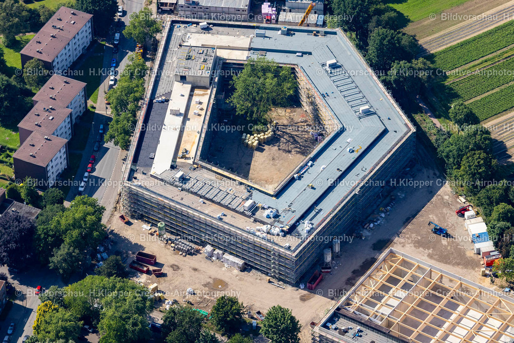 Luftbild Duisburg-4620 | Baustelle zum Neubau des Schul- Gebäudes " Anne-Frank-Gesamtschule " an der Erlanger Straße, Obere Holtener Straße im Ortsteil Röttgersbach in Duisburg - Realisiert mit Pictrs.com