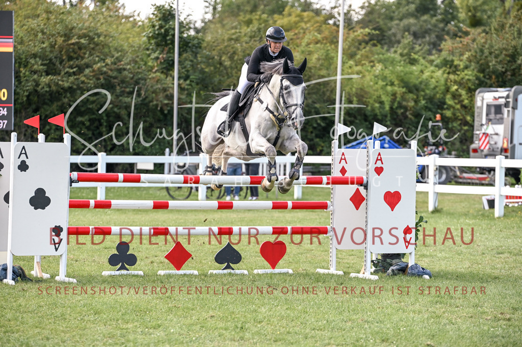 Schugtsche-Düren.2024-10.Springprf.M_-54 | Schugtsche Fotografie - Realisiert mit Pictrs.com