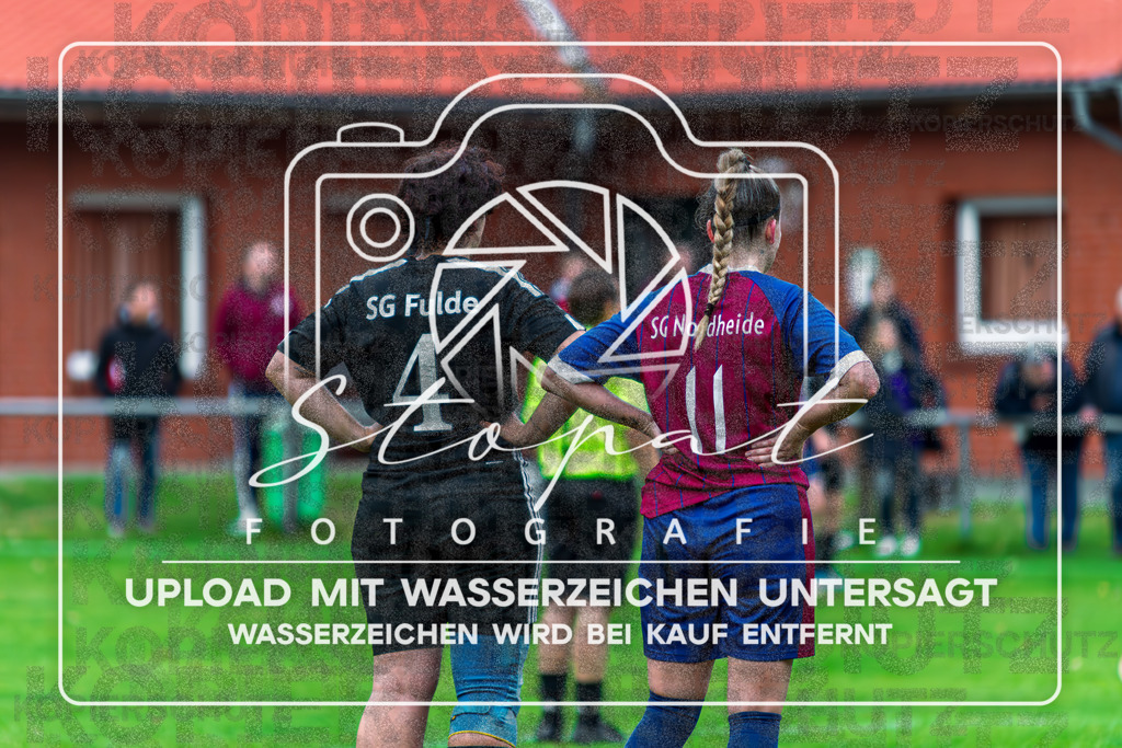SGNSGF-1009 | Ayleen Griffin (SG Nordheide #11) und Chantal Madeline Groesch (SG Fulde #04) beim Damen Kreisliga HK/CE Spiel zwischen SG Nordheide und SG Fulde im Sportplatz Vethem, Vethem (Simon Paul Stopat) - Realisiert mit Pictrs.com