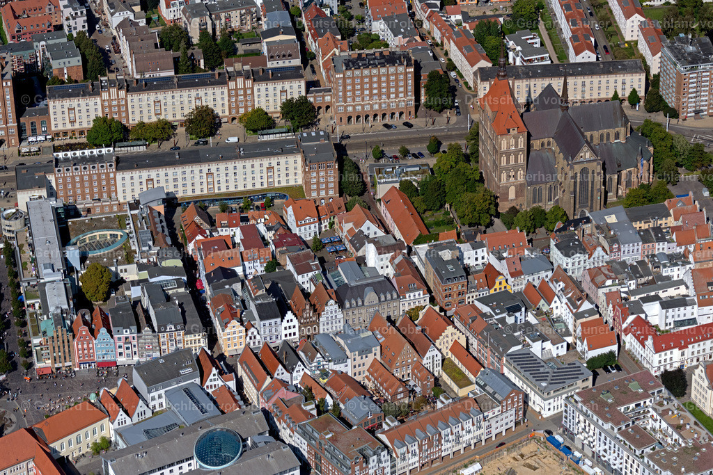 4062057 | ROSTOCK 08.09.2021 Stadtansicht des Innenstadtbereiches in Rostock an der Ostseeküste im Bundesland Mecklenburg-Vorpommern, Deutschland. // City view on down town in Rostock at the baltic coast in the state Mecklenburg - Western Pomerania, Germany. Foto: Gerhard Launer