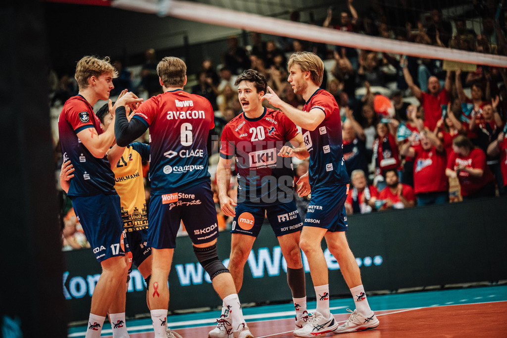 Volleyball | Herren | Saison 2025/2026 | Volleyball Ligacup | Finale | SVG Lüneburg vs. Berlin Recycling Volleys | 12.10.2024 | Jubel bei Lüneburg, in der Mitte Ethan Champlin (#20, SVG Lüneburg)