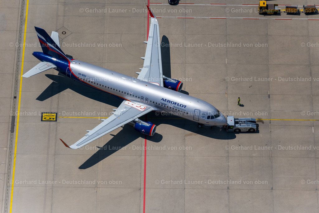 4046318 | FILDERSTADT 19.07.2021 Passagierflugzeug Airbus A320-200 der russischen Fluggesellschaft AEROFLOT mit der Kennung VQ-BSU beim Rollen auf dem Rollfeld und Vorfeld des Flughafen in Filderstadt im Bundesland Baden-Württemberg, Deutschland. Weiterführende Informationen bei: Aeroflot - Russian Airlines,  Flughafen Stuttgart GmbH. // Passenger aircraft Airbus A320-200 of the Russian airline AEROFLOT with the registration VQ-BSU taxiing on the tarmac and apron of the airport in Filderstadt in the state Baden-Wuerttemberg, Germany. Further information at: Aeroflot - Russian Airlines,  Flughafen Stuttgart GmbH. Foto: Gerhard Launer