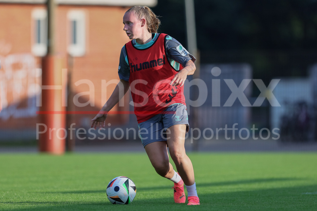 Fussball, Google Pixel Frauen-Bundesliga, Training SV Werder Bremen | v.li.: Emöke Papai (SV Werder Bremen, 16) am Ball, Freisteller, Einzelbild, Ganzkörper, Aktion, Action, Spielszene