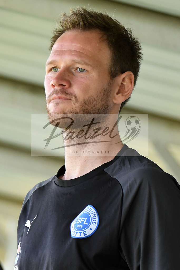 TRASFL20200713_0064 | Fussball, Herren: Co-Trainer Andy Steinmann (SF Lotte) schaut bei der Trainingseinheit von SF Lotte im Sportpark am Lotter Kreuz am 13.07.2020 in Lotte, Deutschland. - Realisiert mit Pictrs.com