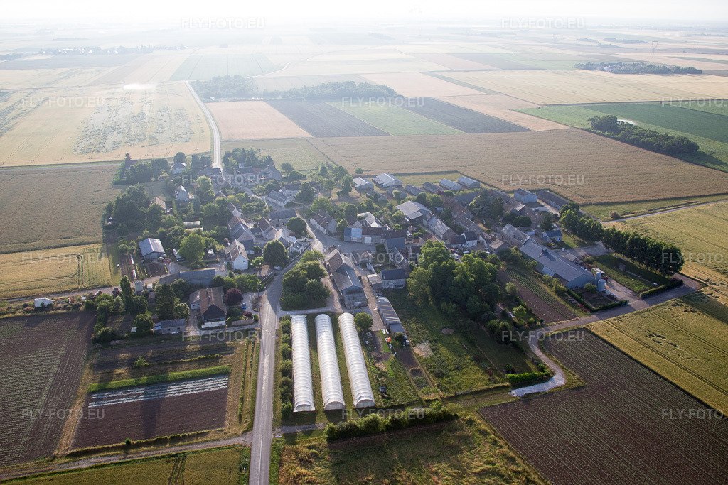 Vue aérienne: Vue de la ville à La Chapelle-Saint-Martin-en-Plai dans le département Loir et Cher, France – .Photo: IMG_082520.jpg prise le 21/06/2015 par Werner Riehm/FLY-FOTO.eu – Résolution de l'original: 5374 x 3583 px
