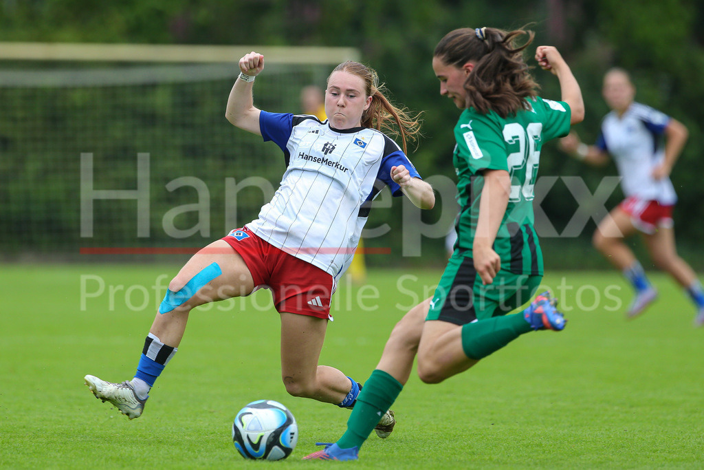 Fussball, 2. Frauen-Bundesliga, Hamburger SV - Borussia Möchengladbach | v.li.: Carla Morich (Hamburger SV, 10) und Maresa Arici (Borussia Mönchengladbach, 26) im Zweikampf, Duell, Dynamik, Aktion, Action, Spielszene, DIE DFB-RICHTLINIEN UNTERSAGEN JEGLICHE NUTZUNG VON FOTOS ALS SEQUENZBILDER UND/ODER VIDEOÄHNLICHE FOTOSTRECKEN. DFB REGULATIONS PROHIBIT ANY USE OF PHOTOGRAPHS AS IMAGE SEQUENCES AND/OR QUASI-VIDEO.