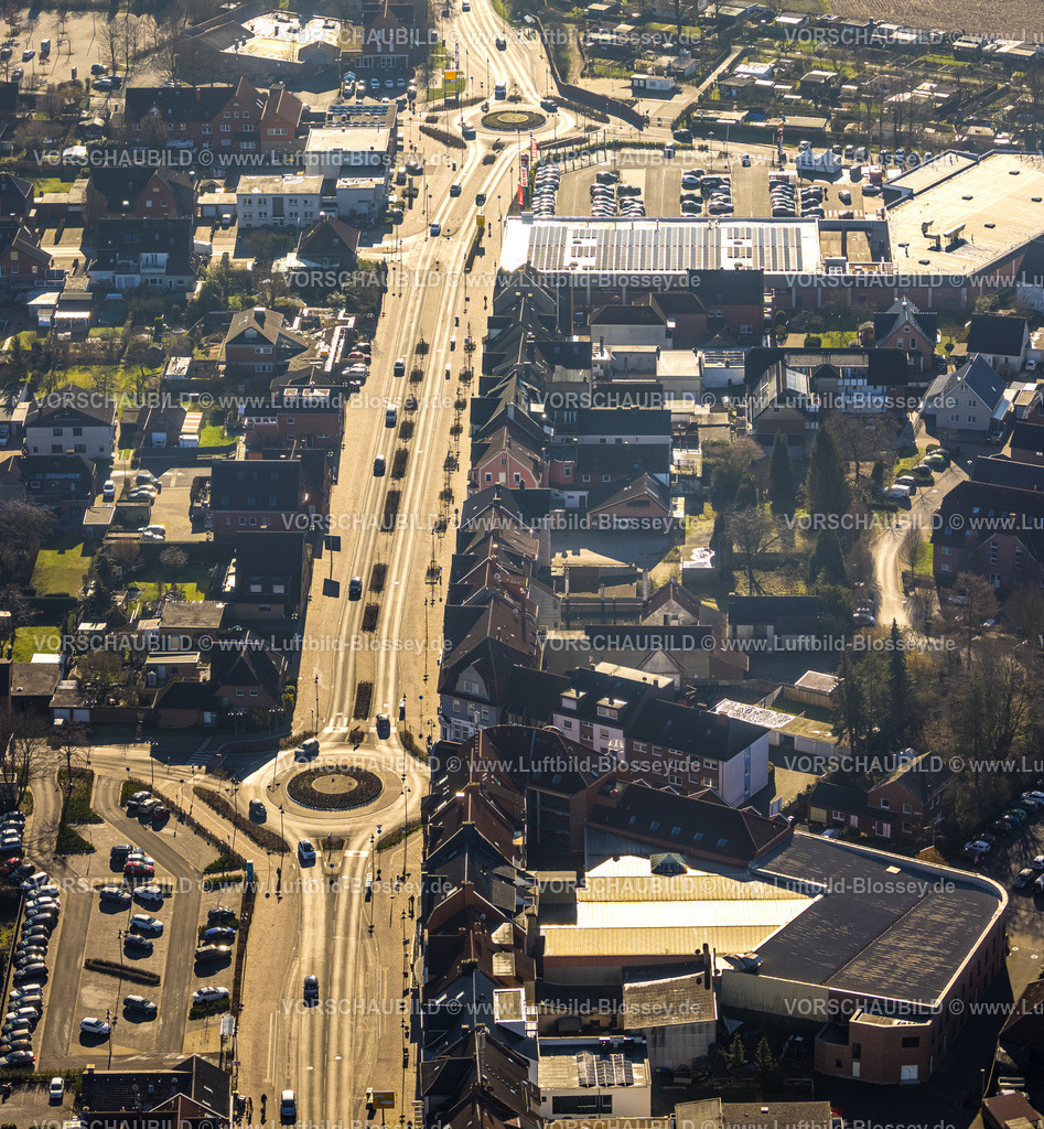 Selm230205538 | Luftbild, 2 Kreisverkehre im Abendlicht, Bundesstraße B236 mit  Beifanger Weg und Landsbergstraße, sowie Bundesstraße B236 und Alte Zechenbahn, Beifang, Selm, Münsterland, Nordrhein-Westfalen, Deutschland