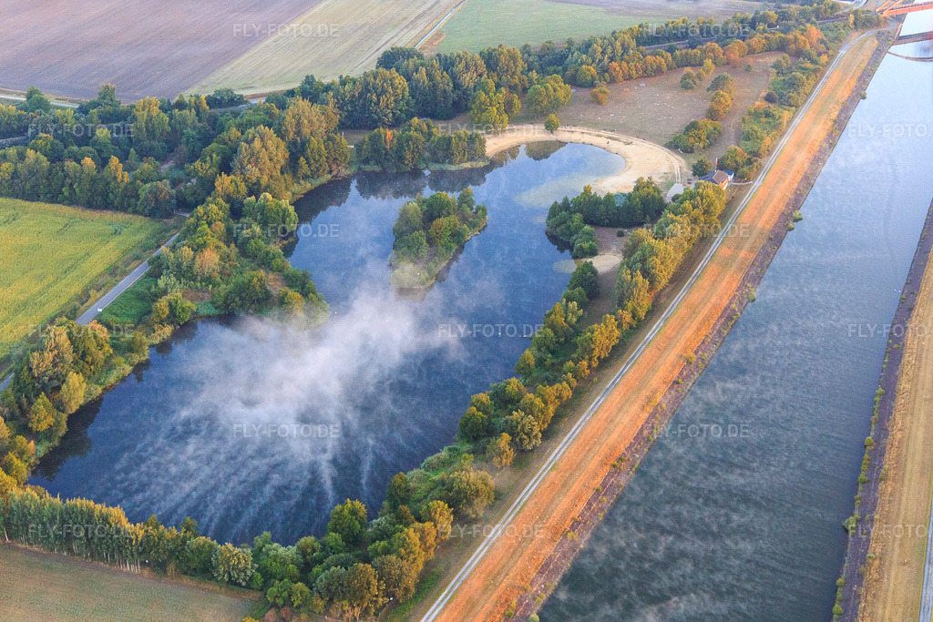Luftbild: Inselsee im Morgendunst am Elbe-Seitenkanal bei Scharnebeck in Scharnebeck im Bundesland Niedersachsen in Deutschland. Foto: IMG_110175.jpg vom 18.08.2018 durch Werner Riehm/FLY-FOTO.de