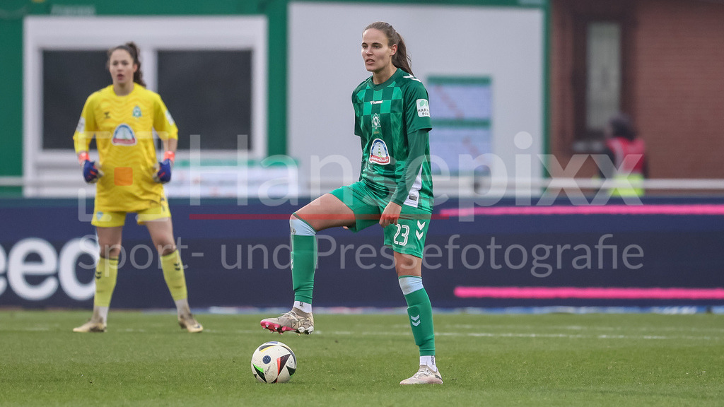 Fussball, Google Pixel Frauen-Bundesliga, SV Werder Bremen - VfL Wolfsburg | v.li.: Hanna Nemeth (SV Werder Bremen, 23) am Ball, Einzelbild, Ganzkörper, Aktion, Action, Spielszene, DIE DFB-RICHTLINIEN UNTERSAGEN JEGLICHE NUTZUNG VON FOTOS ALS SEQUENZBILDER UND/ODER VIDEOÄHNLICHE FOTOSTRECKEN. DFB REGULATIONS PROHIBIT ANY USE OF PHOTOGRAPHS AS IMAGE SEQUENCES AND/OR QUASI-VIDEO.