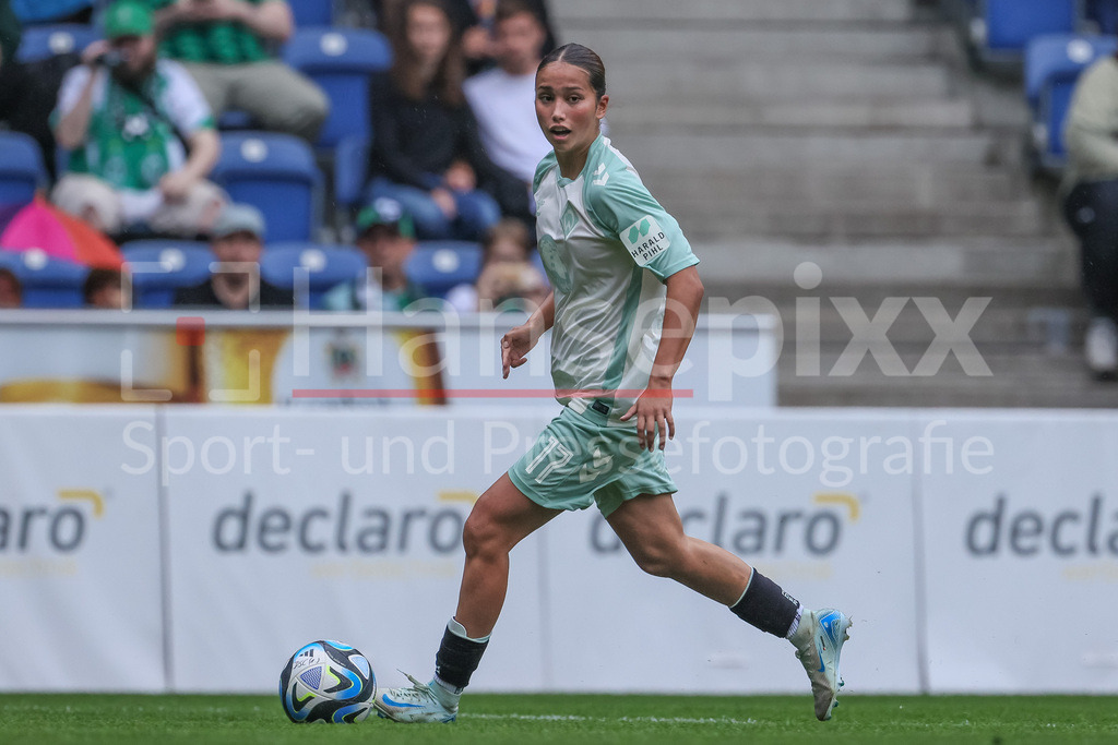 Fussball, DFB-Pokal Frauen, DSC Arminia Bielefeld - SV Werder Bremen | v.li.: Amira Dahl (SV Werder Bremen, 17) am Ball, Freisteller, Einzelbild, Ganzkörper, Aktion, Action, Spielszene, DIE DFB-RICHTLINIEN UNTERSAGEN JEGLICHE NUTZUNG VON FOTOS ALS SEQUENZBILDER UND/ODER VIDEOÄHNLICHE FOTOSTRECKEN. DFB REGULATIONS PROHIBIT ANY USE OF PHOTOGRAPHS AS IMAGE SEQUENCES AND/OR QUASI-VIDEO.