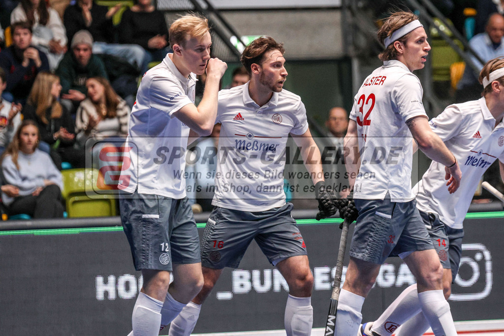 MJ_20230204-HTHC-Alster-Finale M-7 | Nik Kerner (Der Club an der Alster #12), Dieter-Enrique Linnekogel (Der Club an der Alster #16) & Niklas Bruns (Der Club an der Alster #32), Harvestehuder THC - Der Club an der Alster am 5.2.2023 in der Ballsporthalle, Frankfurt am Main
