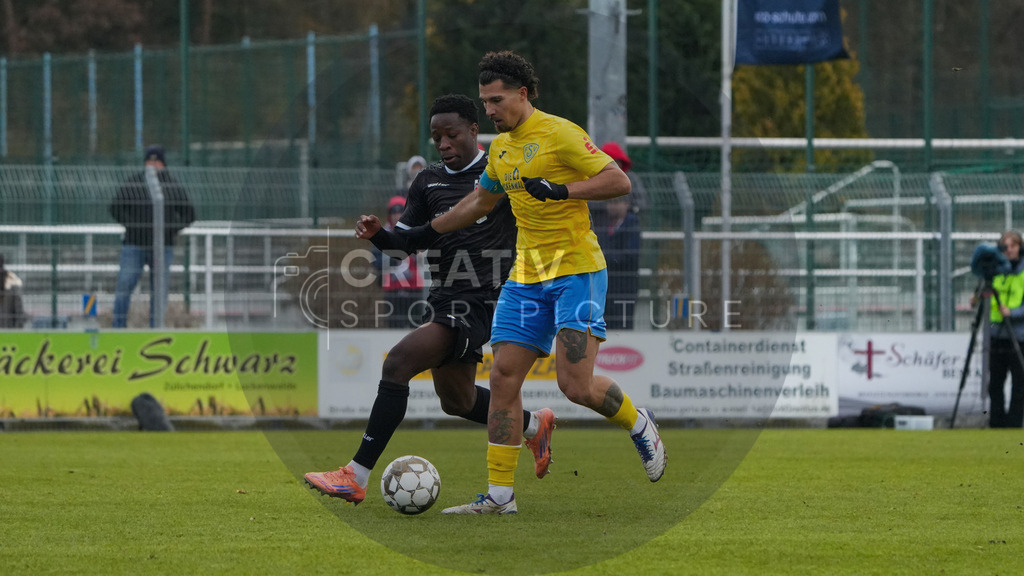 Fußball, Herren, Saison 2025/2026, Regionalliga Nordost, 18. Spieltag, FSV 63 Luckenwalde vs. FC Rot-Weiß Erfurt, Samstag 06.12.2025, Werner-Seelenbinder-Stadion Luckenwalde, | Fußball, Herren, Saison 2025/2026, Regionalliga Nordost, 18. Spieltag, FSV 63 Luckenwalde vs. FC Rot-Weiß Erfurt, Samstag 06.12.2025, Werner-Seelenbinder-Stadion Luckenwalde, Im Bild: Benjika Caciel (l. Erfurt) und Andreas Pollasch (r. Luckenwalde) - Realisiert mit Pictrs.com