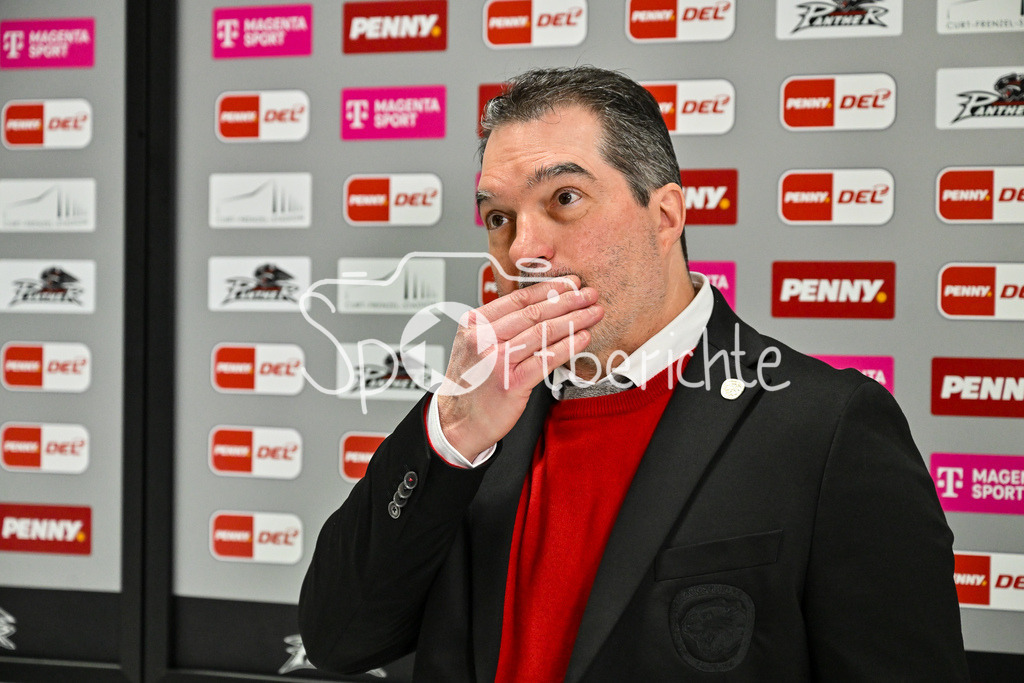 Augsburger Panther - Düsseldorfer EG | Im Bild Larry MITCHELL Headcoach Augsburger Panther beim Interview von MagentaSport / Magenta Sport / vor der Partie gegen Duesseldorf / Einzelfoto / Freisteller / DEL: Augsburger Panther - Duesseldorfer EG, Curt Frenzel Stadion am 04.03.2025