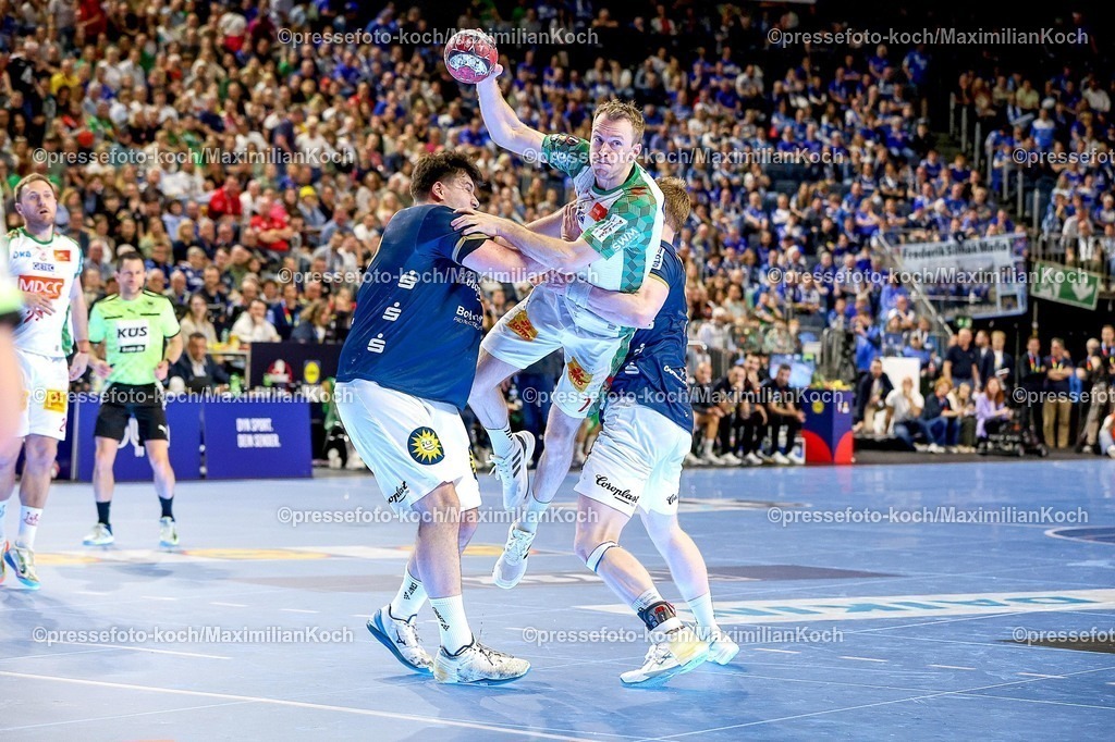 xSSCx18042602078 | 18.04.2026, xsscx, Handball, DHB-Pokal Lidl Final4, Halbfinale, Bergischer HC - SC Magdeburg, Saison 2025 / 2026 Herren, Lanxess Arena, Köln: Aron Seesing (Bergischer HC #49) im Zweikampf gegen Felix Claar (SC Magdeburg #07) Photo: xSandraxScherningxPressefotoKochx