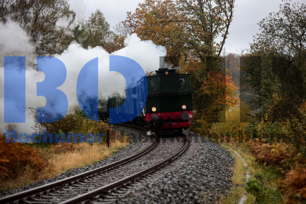 04.11.2023 - 
 | Sebastian Sendlak / Bochumer Nachrichtendienst (BOND) - Dampflok Waldbroel auf der Volmetalbahn - Realisiert mit Pictrs.com
