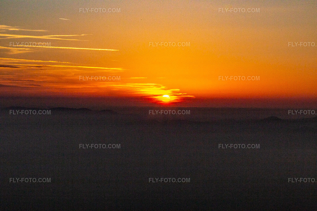 Aerial view: Sunset over the Northern Vosges and the Palatinate Forest in Wissembourg in the state Bas-Rhin, France. – Photo: IMG_144105.jpg taken on 11/09/2024 by Werner Riehm/FLY-FOTO.com – Resolution of the original: 5472 x 3648 px