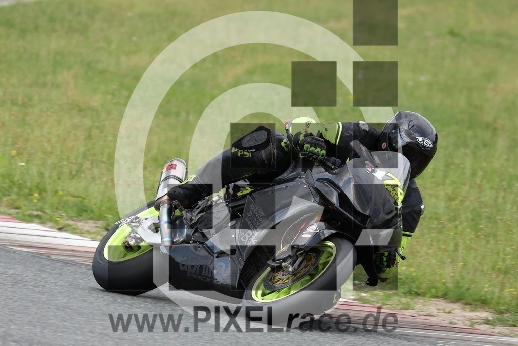 0174-20240604_36749 | Schöne Erinnerungen an spannende Momente - das festzuhalten ist unser Job. PIXELrace.de ist seit 2003 auf den Rennstrecken Europas unterwegs um die Action draußen beim Fahren und die wunderbare Stimmung imm Fahrerlager für euch einzufangen.