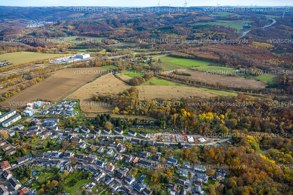 Hagen251102034 | Luftbild, Baustelle mit Baukran und Neubau an der Elmenhorststraße, Wiesen und Felder,  Hügellandschaft mit Autobahn A45 und herbstliche Bäume, Blick zum Werk ENERVIE - Südwestfalen Energie und Wasser AG, Emst, Hagen, Ruhrgebiet, Nordrhein-Westfalen, Deutschland