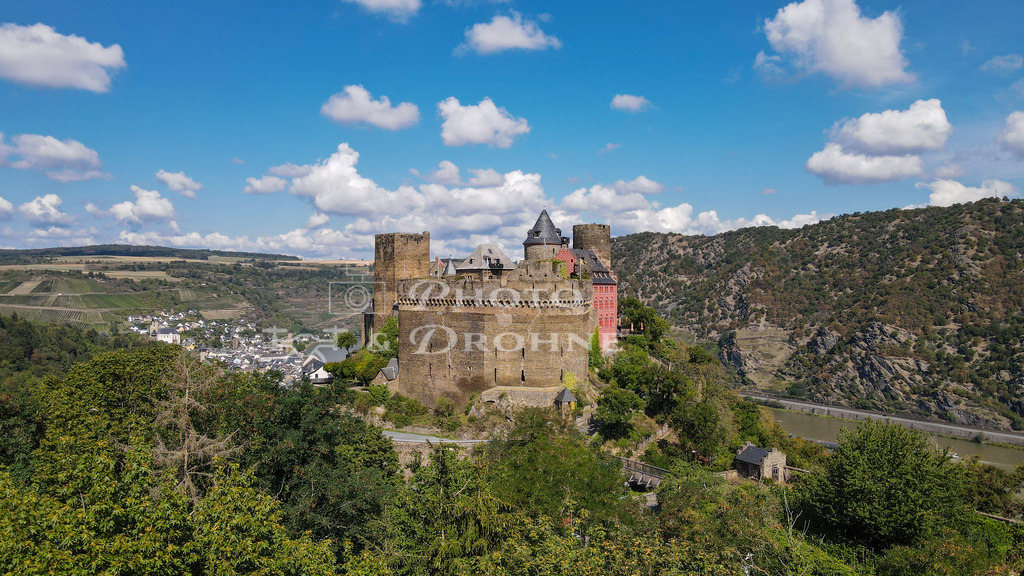 Schönburg-0515 | Die Schönburg thront oberhalb der kleinnen Stadt Oberwesel. Sie besitzt die stärkste Mantelmauer oder Schildmauer am ganzen Mittelrhein. - Realisiert mit Pictrs.com