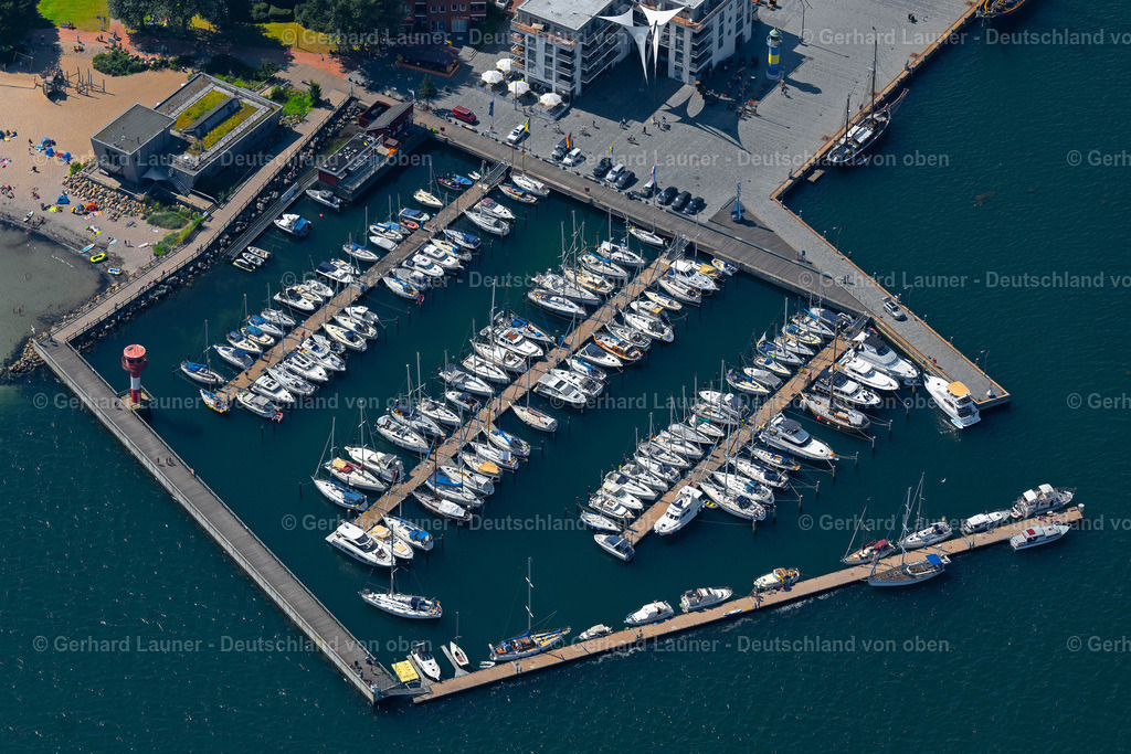 4037895 | ECKERNFöRDE 07.08.2020 Hafenanlagen am Ufer des Hafenbeckens des Stadthafens in Eckernförde im Bundesland Schleswig-Holstein, Deutschland. Weiterführende Informationen bei: Stadt Eckernförde,  im-jaich oHG. // Port facilities on the shores of the harbor of of Stadthafens in Eckernfoerde in the state Schleswig-Holstein, Germany. Further information at: Stadt Eckernfoerde,  im-jaich oHG. Foto: Gerhard Launer