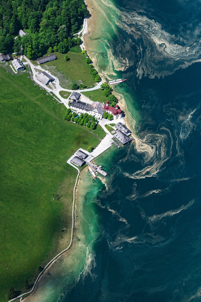 dr__0097446.jpg | SCHöNAU AM KöNIGSSEE 19.05.2022 Kirchengebäude der Kapelle Wallfahrtskirche St.Bartholomä am Königsee an der Straße Kessel-St Bartholomä in Schönau am Königssee im Bundesland Bayern, Deutschland. // Churches building the chapel Wallfahrtskirche St.Bartholomae on Koenigsee on street Kessel-St Bartholomae in Schoenau am Koenigssee in the state Bavaria, Germany. Foto: Daniel Reiter