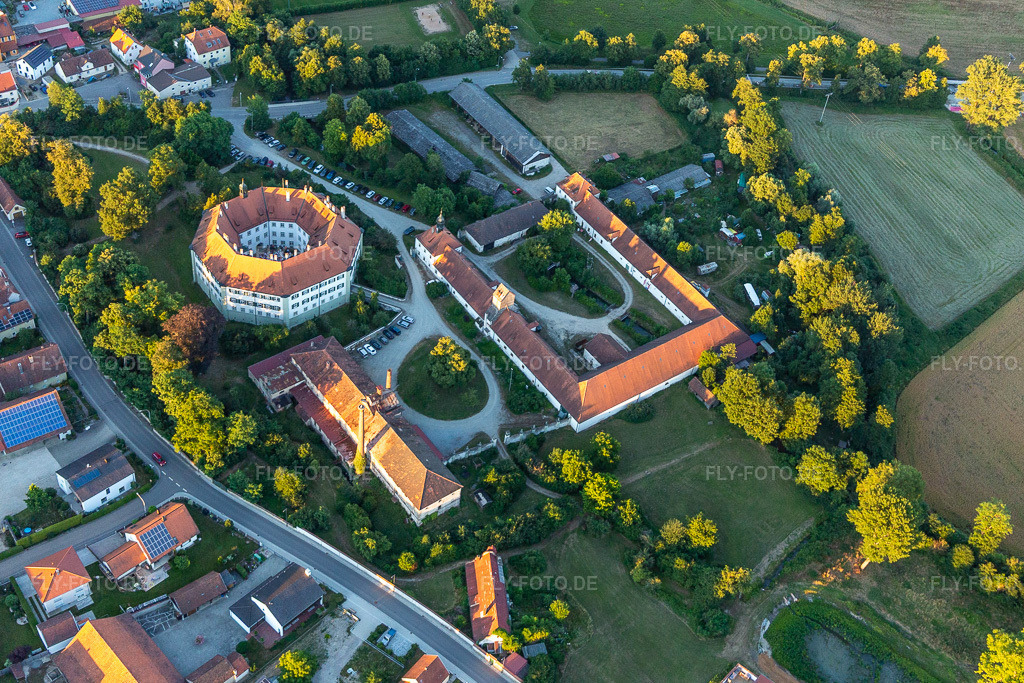 Luftbild: Schloß Sünching in Sünching im Bundesland Bayern in Deutschland. – Foto: IMG_133344.jpg vom 03.07.2022 durch Werner Riehm/FLY-FOTO.de – Auflösung des Originals: 4574 x 3049 px – Gemeinde Sünching | Gemeinde Sünching
