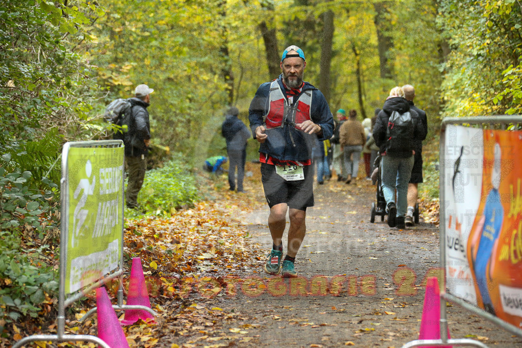 251026_1329_EX1_3560 | Sportfotografie im Rhein-Sieg Kreis, Köln, Bonn, NRW, Rheinland Pfalz, Hessen, etc. Unser Tätigkeitsfeld umfasst den Laufsport vom Volkslauf über den Marathon, Duathlon, Triathon bis zum Ultralauf wie Kölnpfad Ultra oder Schindertrail.