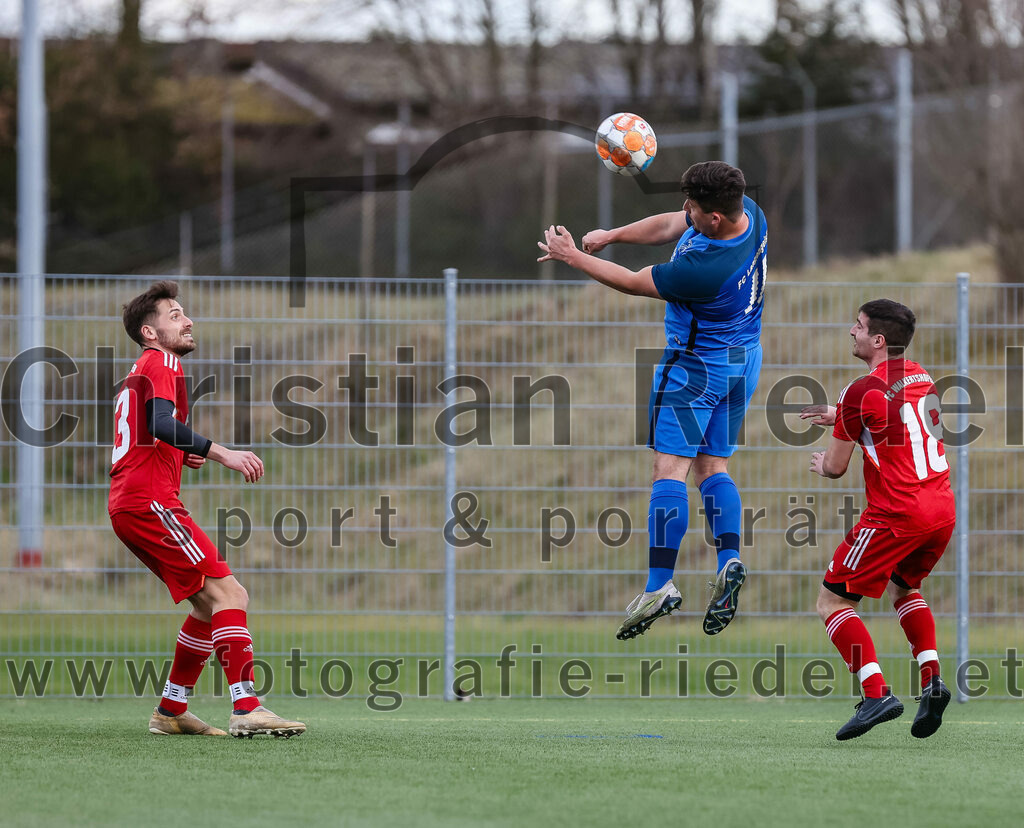 2024-02-24_021_FC_Langengeisling_gegen_FC_Walkertshofen | Erding, Deutschland, 24.02.2024:
Fußball, Bezirksliga Oberbayern Ost 2023 / 2024, Testspiel, FC Langengeisling gegen FC Walkertshofen, Endergebnis: 5:3

Christopher Börner (FC Walkertshofen, #13), Florian Rupprecht (FC Langengeisling, #11), Thomas Resner (FC Walkertshofen, #18)

Foto: Christian Riedel / fotografie-riedel.net