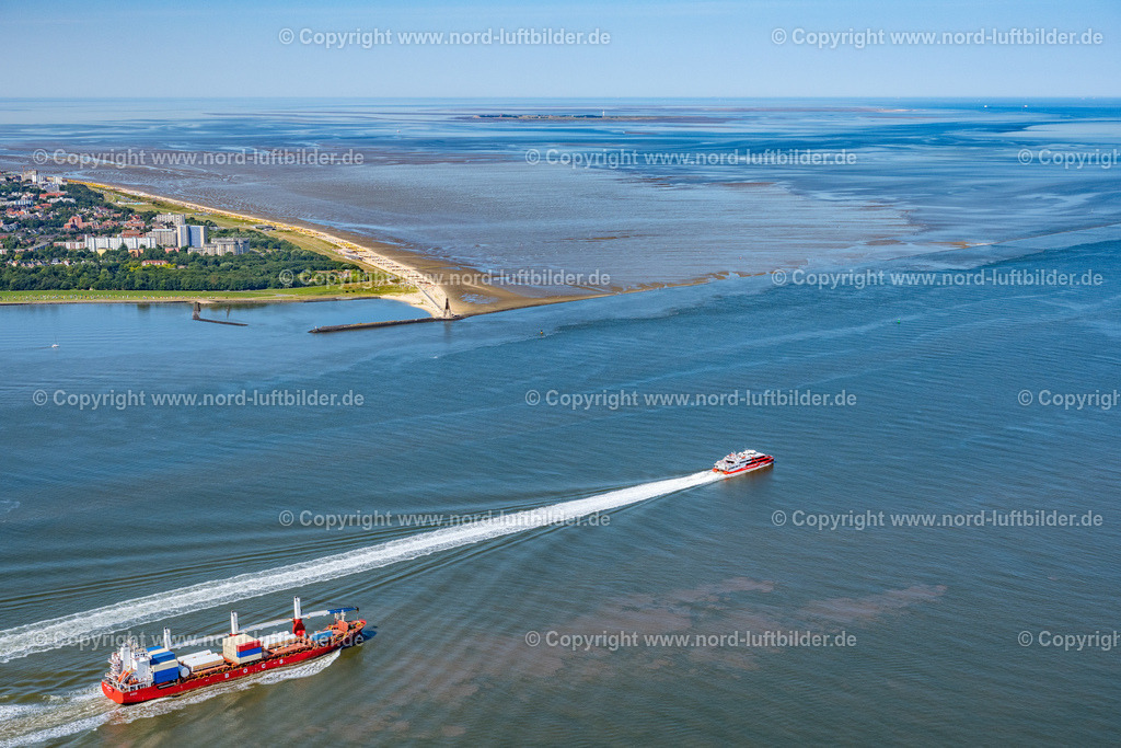 Cuxhaven_Frs_Halunder_Jet_ELS_9909130822 | CUXHAVEN 13.08.2022 Fahrt eines Container- Schiffes auf der Nordsee in Cuxhaven im Bundesland Niedersachsen. // Sailing container ship at the North sea in Cuxhaven in the state Lower Saxony. Foto: Martin Elsen