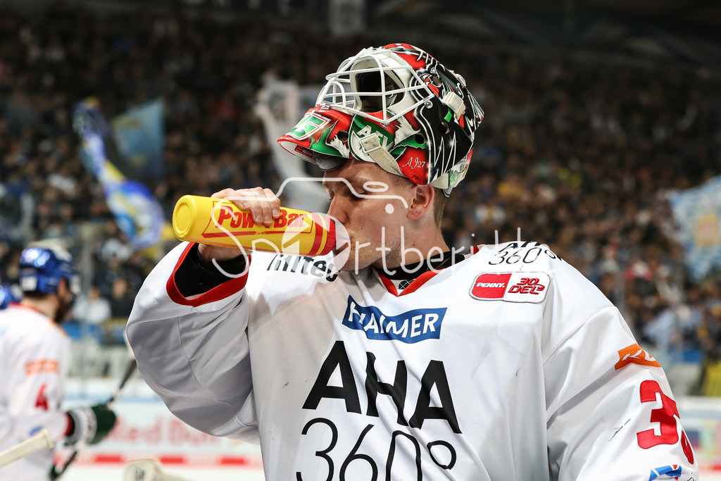 EHC München - Augsburger Panther | in Aktion Markus KELLER (AEV #35) beim Powerbreak / Freisteller / Einzelfoto