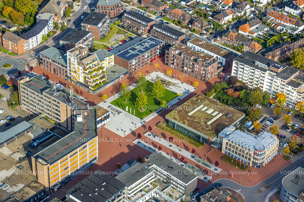 Kamp-Lintfort241013940 | Luftbild, City Neubauwohngebiet Kamperdickstraße und Karl-Flügel-Platz (ehemals Rathausplatz), Terrassenhäuser und grüne Bäume, Sparkasse Duisburg SDN Sparkassen Dienstleistungszentrum Niederrhein GmbH, Kamperdickstraße am Karl-Flügel-Platz, Fußgängerzone, Kamperbruch, Kamp-Lintfort, Ruhrgebiet, Nordrhein-Westfalen, Deutschland