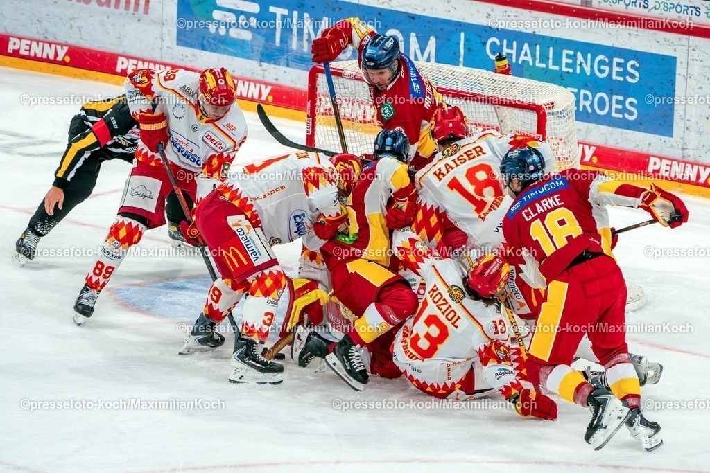 xKKU28092501089 | 28.09.2025, xKKUx, Eishockey, DEL2, Düsseldorfer EG - ESV Kaufbeuren, PSD-Bank Dome in Düsseldorf: Tummult vor dem Tor Simon Thiel (DEG #96) Henri Kanninen (Kaufbeuren #89) Jere Laaksonen (Kaufbeuren #39) Torhüter Goaly Daniel Fießinger (Kaufbeuren #30) Fabian Koziol (Kaufbeuren #13) Rio Kaiser (Kaufbeuren #18) Michael Clarke (DEG #18) 
